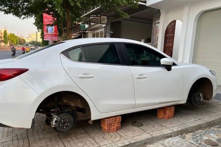 Mazda 3 bi trom lay mat 4 banh tai Dak Lak