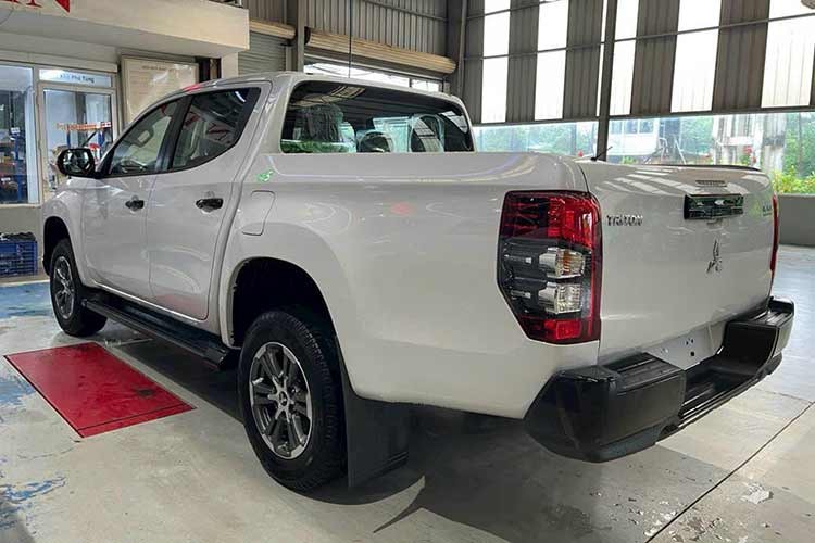 Chi tiet Mitsubishi Triton MT 4x4 tu 550 trieu dong-Hinh-2