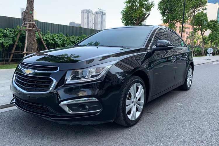 Co nen mua Chevrolet Cruze 2017 gia 300 trieu?