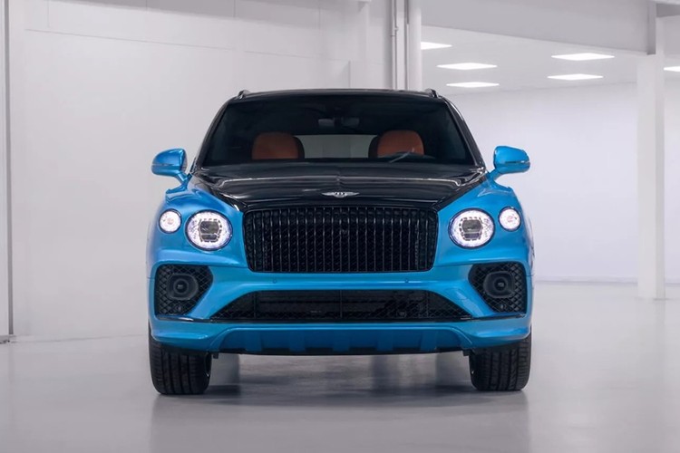 Cap vo chong bat Bentley lam Bentayga LWB Azure mau son 