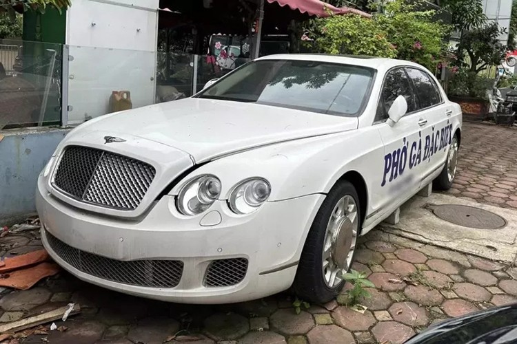 Bentley Continental Flying Spur dung lam trung bay cho viec ban pho cua dai gia