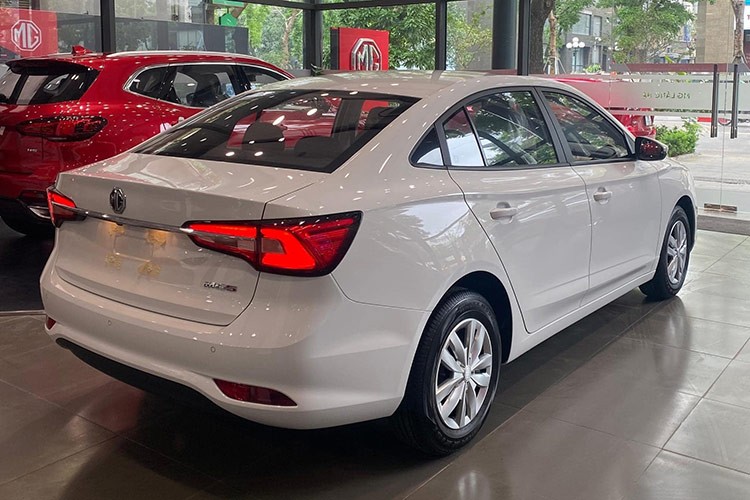 Mau xe sedan hang C la MG5 e khach du gia ban chua toi 400 trieu-Hinh-3