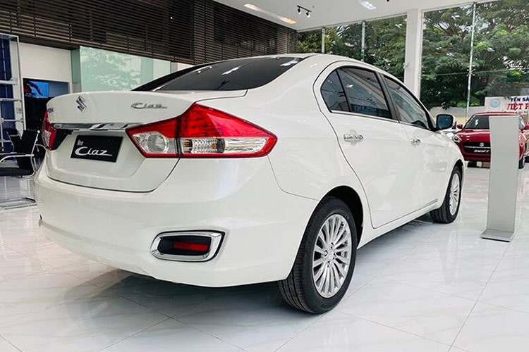 Nguoi mua Suzuki Ciaz duoc giam gan 105 trieu dong-Hinh-2