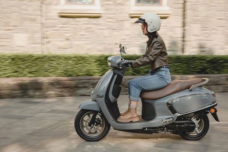 Xe ga Suzuki US125 bất ngờ nổi lên điểm nhấn độc đáo giá chỉ 35 triệu đồng - Hình 8 Xe ga Suzuki US125 bat ngo noi len diem nhan doc dao gia chi 35 trieu dong-Hinh-8