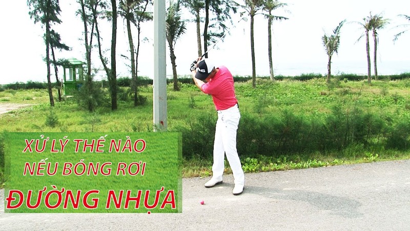 Lam the nao khi bong golf roi tren duong bo?