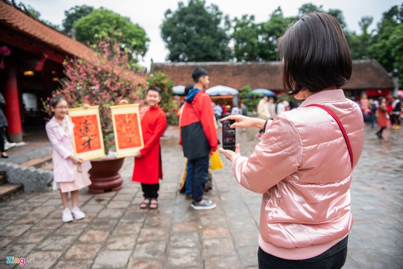 Nguoi Ha Noi tap nap o Van Mieu - Quoc Tu Giam xin chu ngay mung 1 Tet-Hinh-7