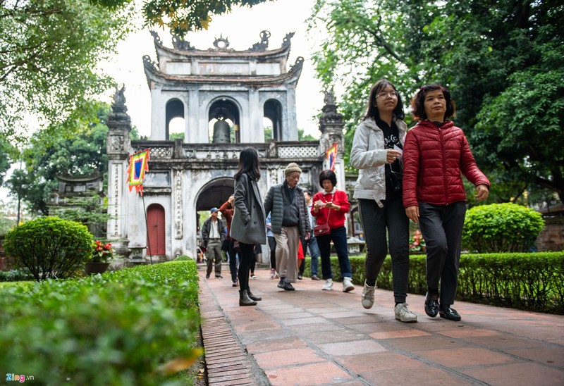 Nguoi Ha Noi tap nap o Van Mieu - Quoc Tu Giam xin chu ngay mung 1 Tet