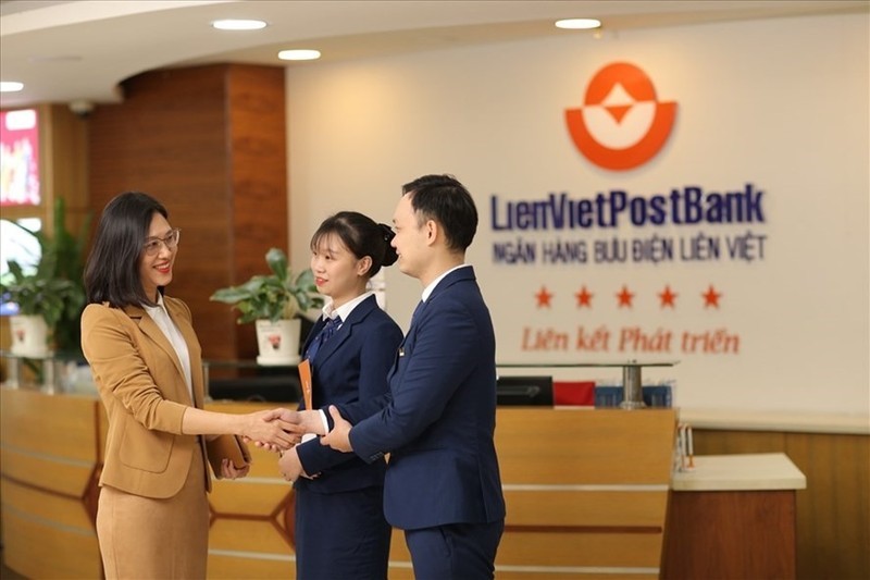 Lanh dao va nguoi than lien tuc muon ban co phieu LPB cua LienVietPostBank