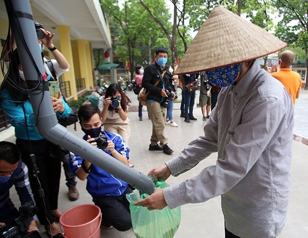 Dai gia nao xay dung nhung cay ATM gao mien phi o Ha Noi mua COVID-19?