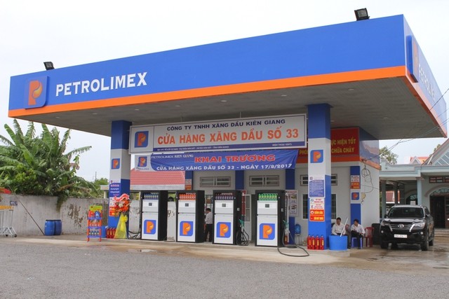 Cac cua hang xang dau Petrolimex tai Ha Noi mo cua suot dem den 13/11