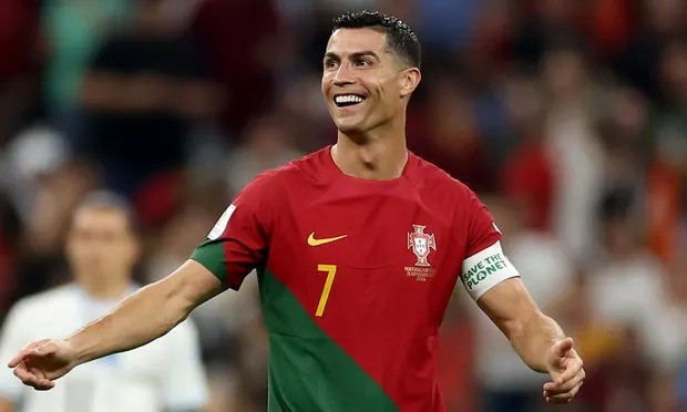 Neu khoac ao cau lac bo o Saudi Arabia, muc luong cua Cristiano Ronaldo la bao nhieu?