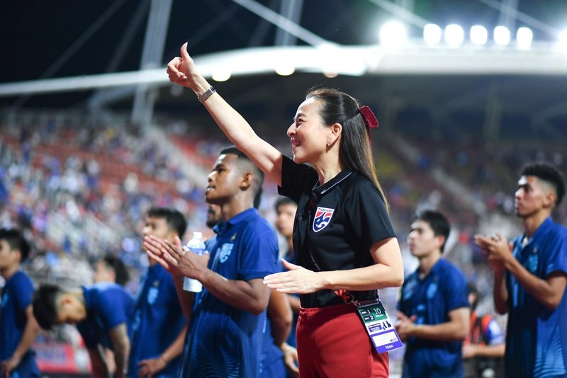 Truong doan doi tuyen bong da Thai Lan Madam Pang giau co nao?