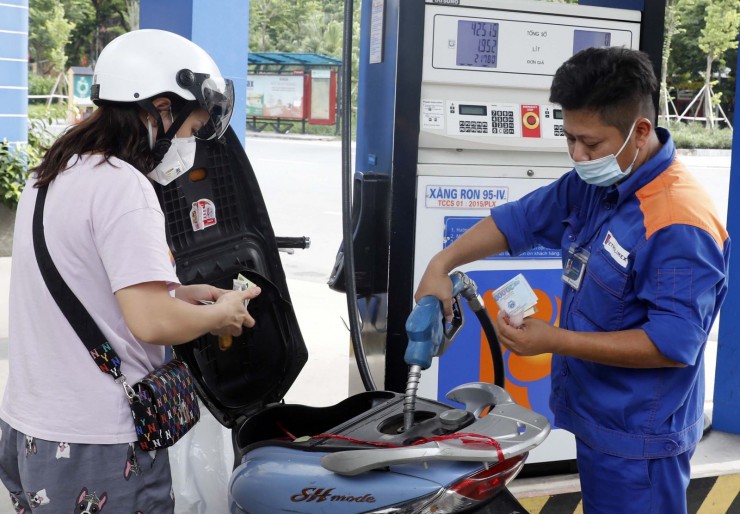 Vi sao khong chinh gia xang vao chieu nay?