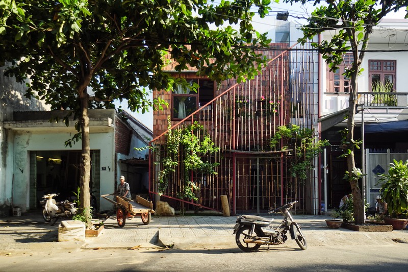 Ngo ngang ngoi nha o Da Nang dat vuon cay trong bep len bao My