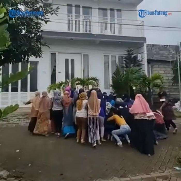 Giật mình màn rải tiền “để mua vui” của giới đại gia - Hình 12 Giat minh man rai tien “de mua vui” cua gioi dai gia-Hinh-12