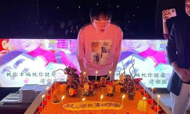 Thời hiện tại của thiếu gia tiêu hơn 700 triệu đồng một đêm - Hình 2 Thoi hien tai cua thieu gia tieu hon 700 trieu dong mot dem-Hinh-2