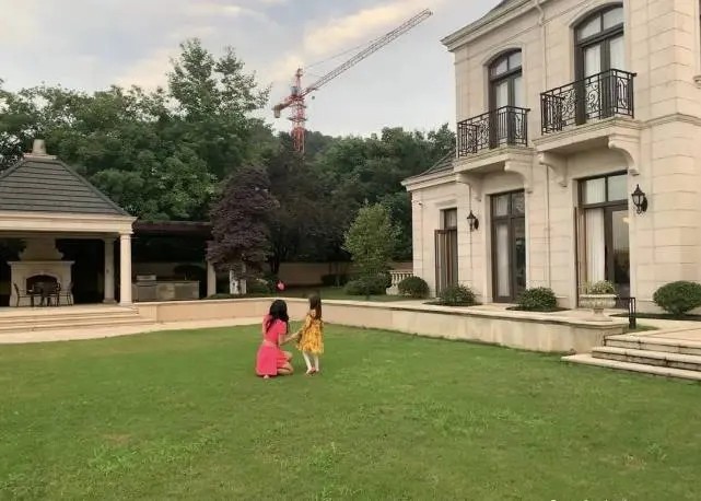 Bên trong dinh thự rộng như lâu đài vua chúa của con gái tỷ phú - Hình 3 Ben trong dinh thu rong nhu lau dai vua chua cua con gai ty phu-Hinh-3