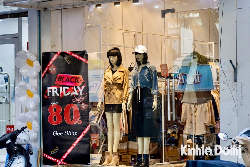 Black Friday, loat cua hang dua nhau giam gia “khung”-Hinh-8