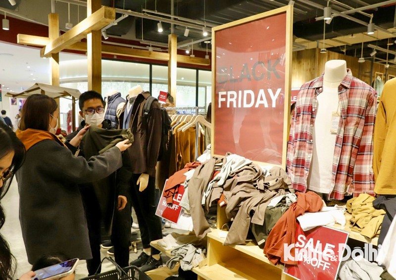 Black Friday, loat cua hang dua nhau giam gia “khung”-Hinh-2