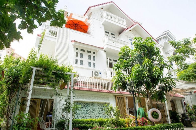 Vào xem khu biệt thự 1.400m2 đầy hoa thơm của người đẹp Vy Oanh - Hình 2 Vao xem khu biet thu 1.400m2 day hoa thom cua nguoi dep Vy Oanh-Hinh-2