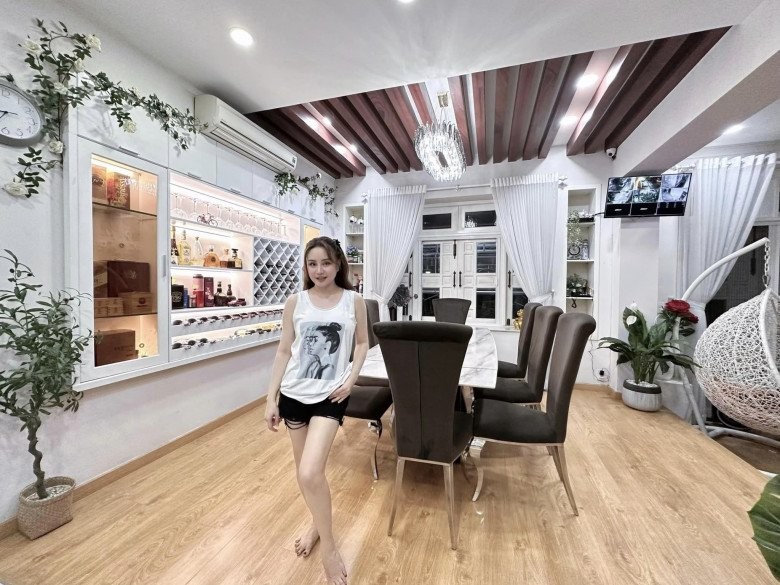 Vào xem khu biệt thự 1.400m2 đầy hoa thơm của người đẹp Vy Oanh - Hình 3 Vao xem khu biet thu 1.400m2 day hoa thom cua nguoi dep Vy Oanh-Hinh-3