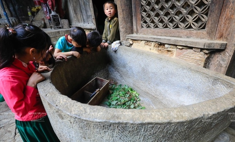 Ben trong can nha co tram tuoi dang chim dai bang o Ha Giang-Hinh-11