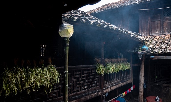 Ben trong can nha co tram tuoi dang chim dai bang o Ha Giang-Hinh-12