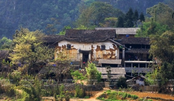 Ben trong can nha co tram tuoi dang chim dai bang o Ha Giang-Hinh-2