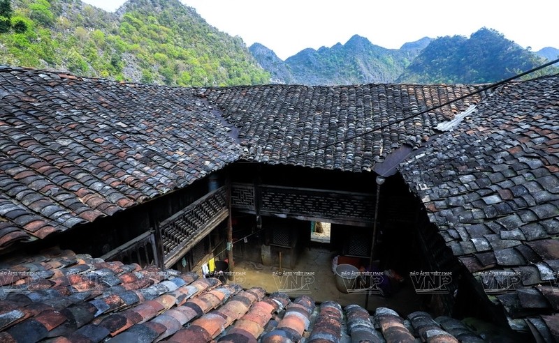 Ben trong can nha co tram tuoi dang chim dai bang o Ha Giang-Hinh-3