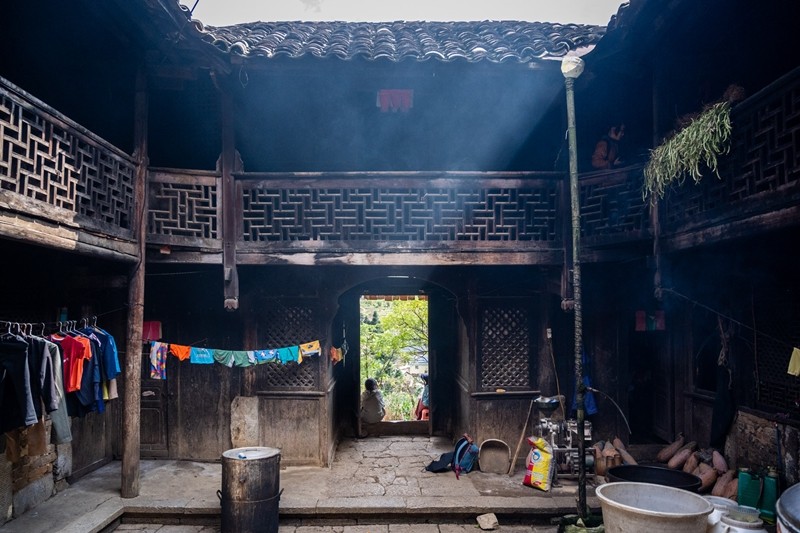 Ben trong can nha co tram tuoi dang chim dai bang o Ha Giang-Hinh-6