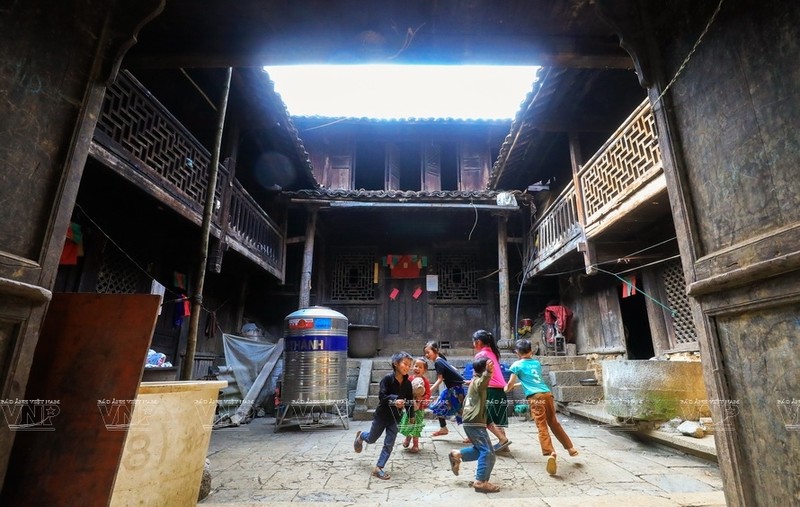 Ben trong can nha co tram tuoi dang chim dai bang o Ha Giang-Hinh-8