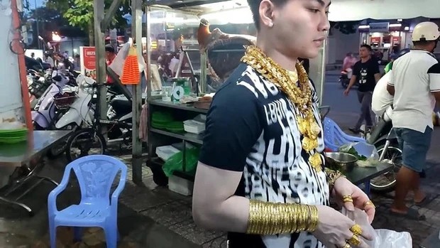 Chủ quán lẩu 23 tuổi ở TP HCM bỏ thói quen đeo 80 cây vàng kín cổ - Hình 3 Chu quan lau 23 tuoi o TP HCM bo thoi quen deo 80 cay vang kin co-Hinh-3