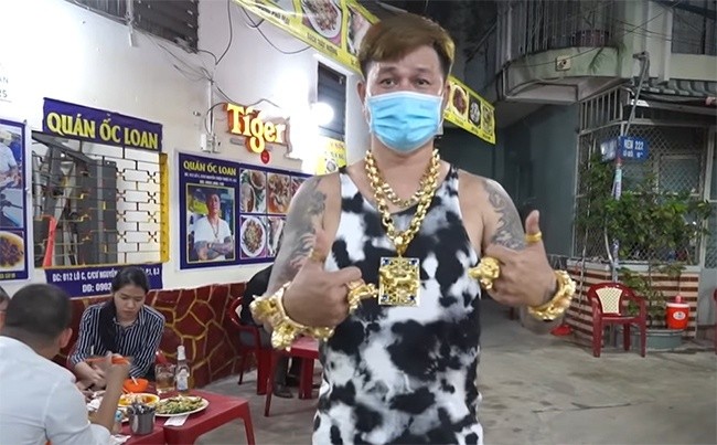 Chủ quán lẩu 23 tuổi ở TP HCM bỏ thói quen đeo 80 cây vàng kín cổ - Hình 9 Chu quan lau 23 tuoi o TP HCM bo thoi quen deo 80 cay vang kin co-Hinh-9