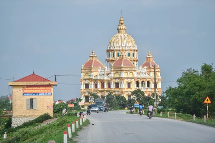 Xem lau dai trang le cua dai gia lo gach o Hung Yen