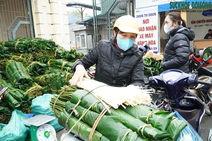 Soi dong cho la dong lau doi nhat Ha Noi ngay can Tet-Hinh-3