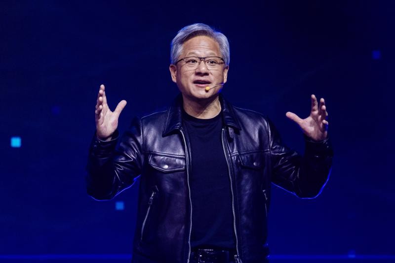 CEO Nvidia Jensen Huang dang tien toi moc tai san 100 ty USD