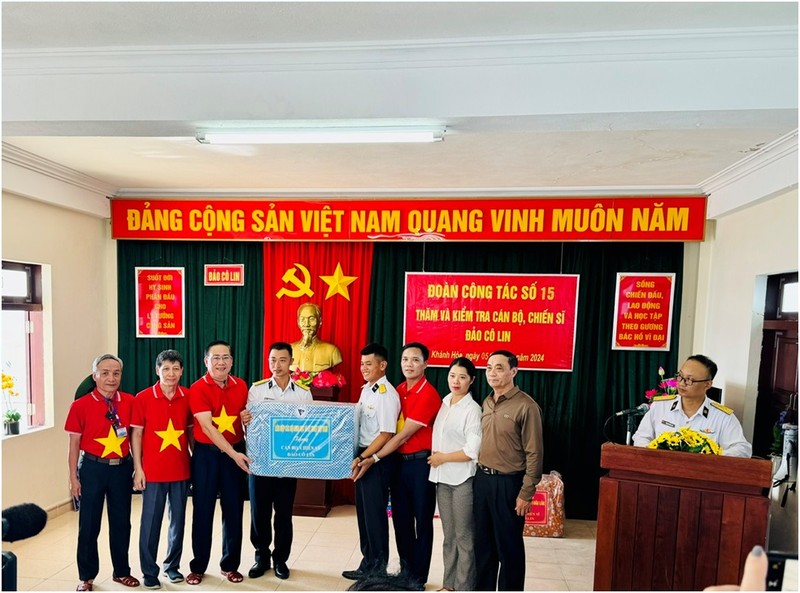 Doan cong tac cua VUSTA tham huyen dao Truong Sa va Nha gian DK-I/7-Hinh-5