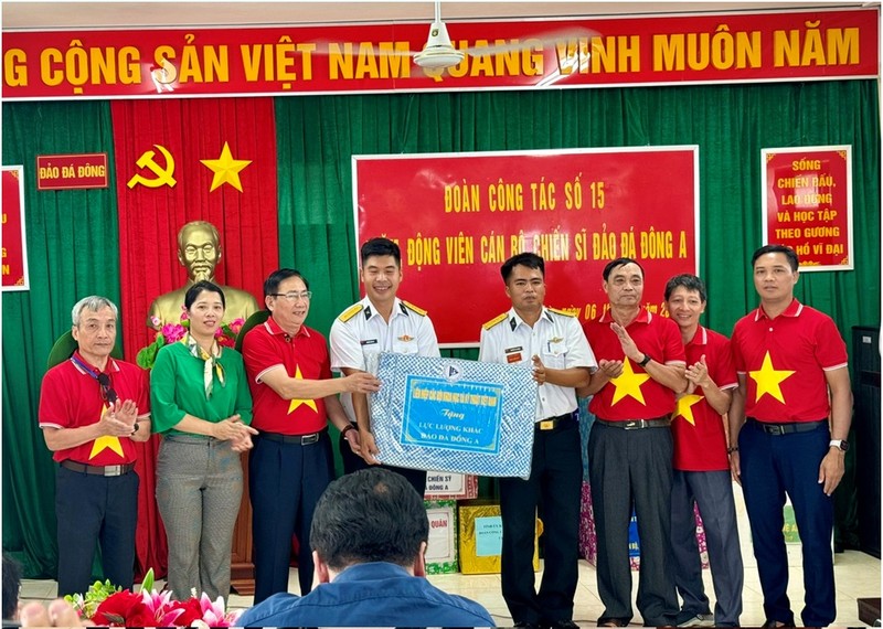 Doan cong tac cua VUSTA tham huyen dao Truong Sa va Nha gian DK-I/7-Hinh-6