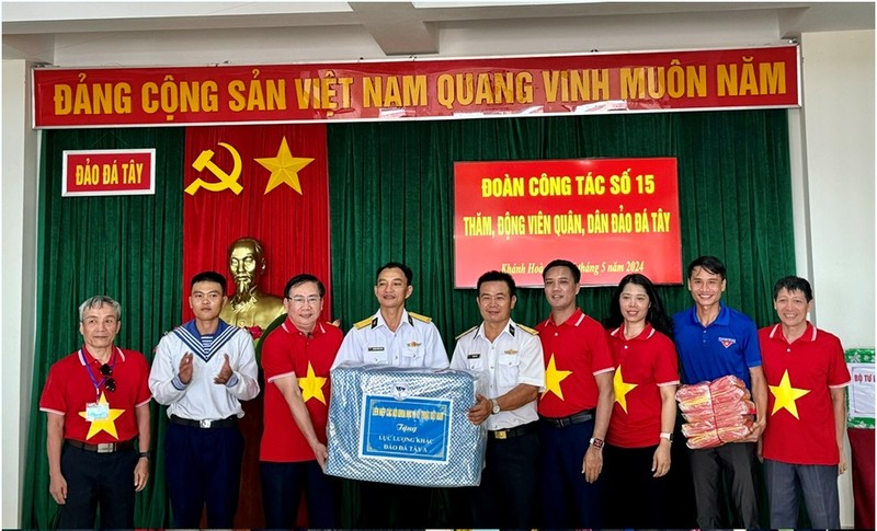 Doan cong tac cua VUSTA tham huyen dao Truong Sa va Nha gian DK-I/7-Hinh-7