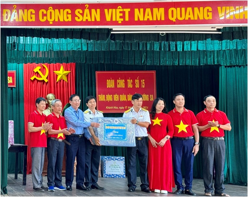 Doan cong tac cua VUSTA tham huyen dao Truong Sa va Nha gian DK-I/7-Hinh-8