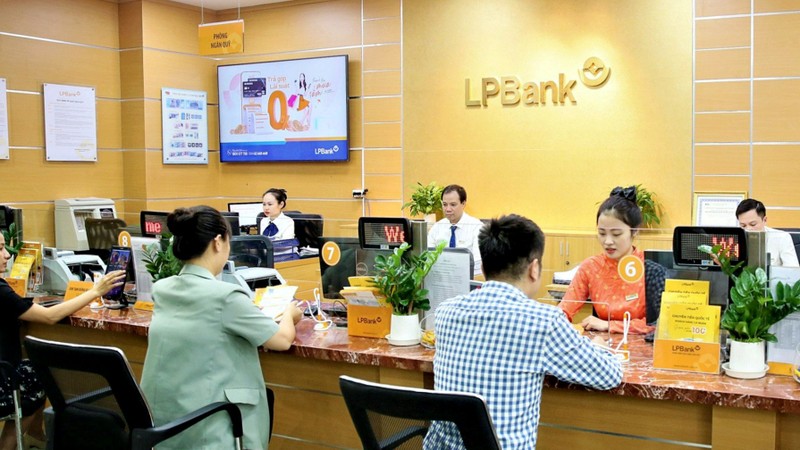 LPBank tam dung chao ban co phieu, chuyen huong tra co tuc 16,8%