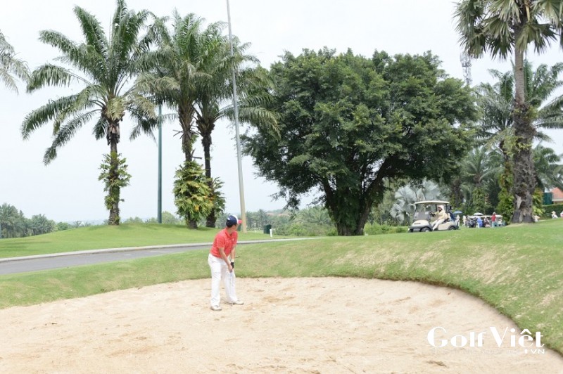 Cach thoat khoi bunker uot danh cho golf thu