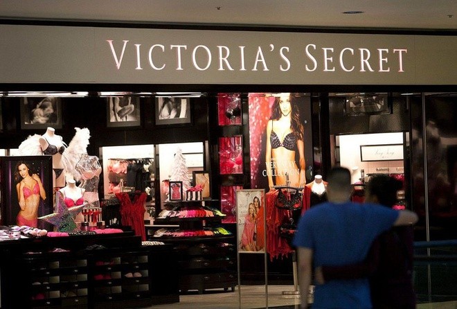 Hang tram ao lot Victoria's Secret bi vut lang phi ngoai bai rac