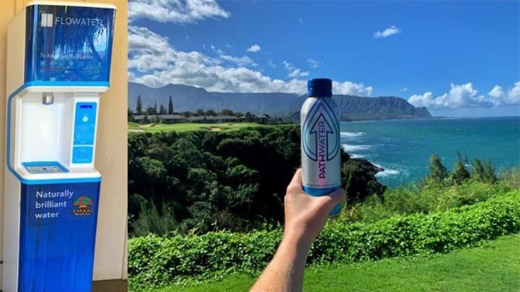 San golf tai Hawaii noi 'Aloha' voi chai nhua dung mot lan