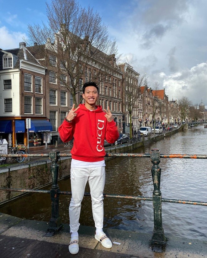 Doan Van Hau 'chiu chi', dien nguyen cay Gucci gan 2.000 USD