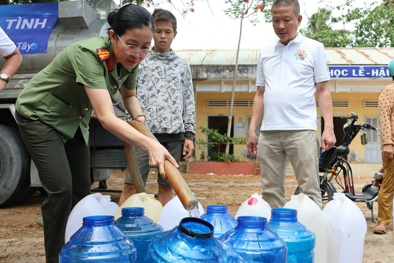 “Giot nuoc nghia tinh”: Tiep suc nguoi dan mien Tay vuot qua kho khan mua han man-Hinh-3