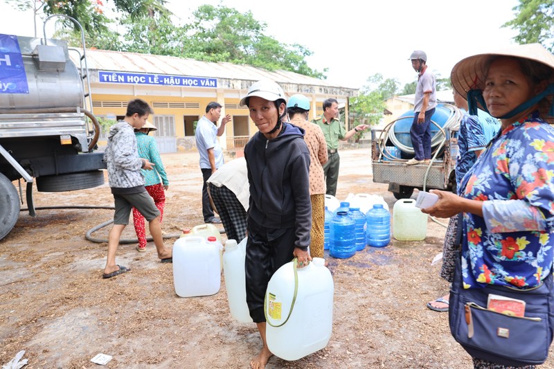 “Giot nuoc nghia tinh”: Tiep suc nguoi dan mien Tay vuot qua kho khan mua han man-Hinh-4