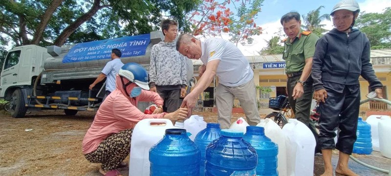 “Giot nuoc nghia tinh”: Tiep suc nguoi dan mien Tay vuot qua kho khan mua han man-Hinh-5