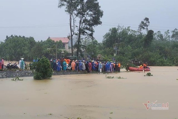 Dau xot canh nguoi phu nu di sinh bi lu cuon troi o Hue-Hinh-6