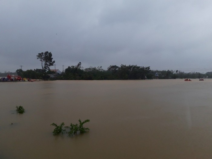 Dau xot canh nguoi phu nu di sinh bi lu cuon troi o Hue